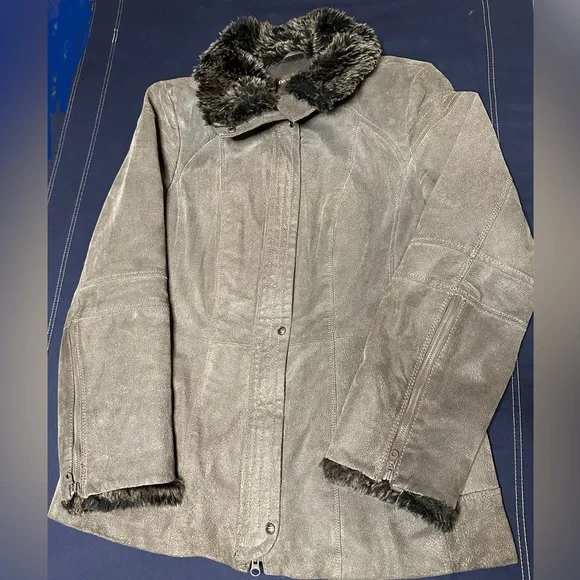 Danier Woman’s Leather Winter Jacket - Picture 4 of 8